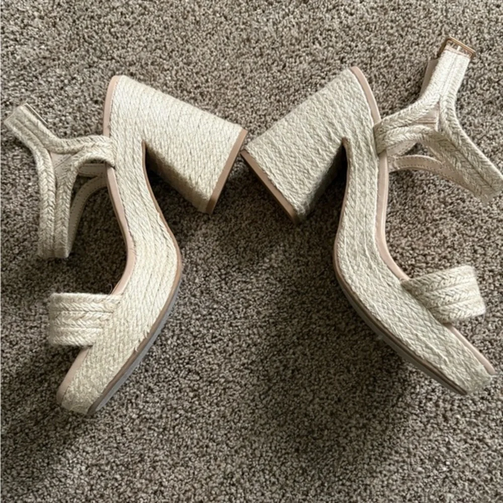 Soda criss cross ankle band platform sandals
